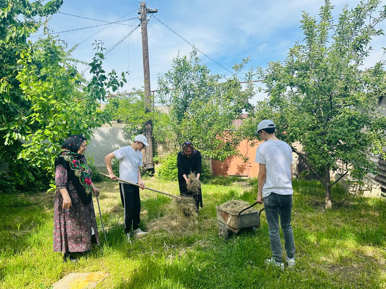 Специалист Алхасова Мариет совместно с волонтерами провела акцию «Тёплым словом- добрым делом».